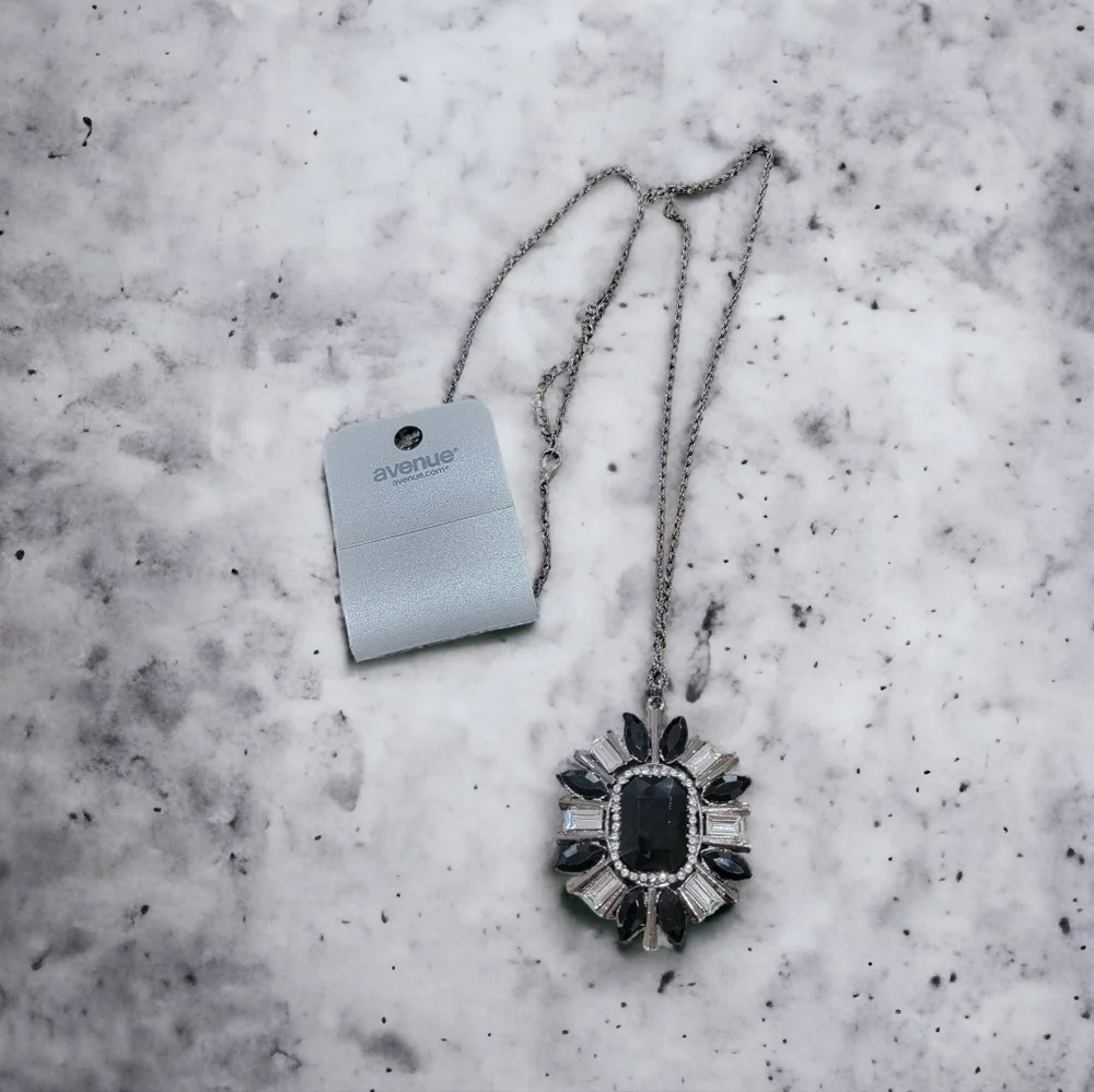 NWT Black Pendant necklace